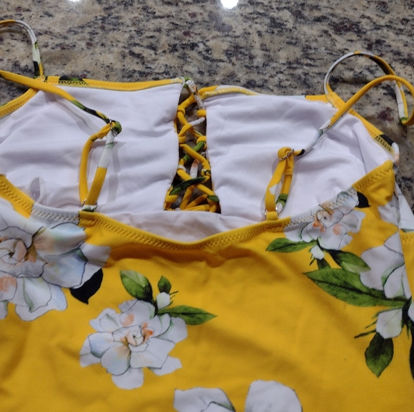 Yellow floral cute bathing suit - Picture 3 of 4